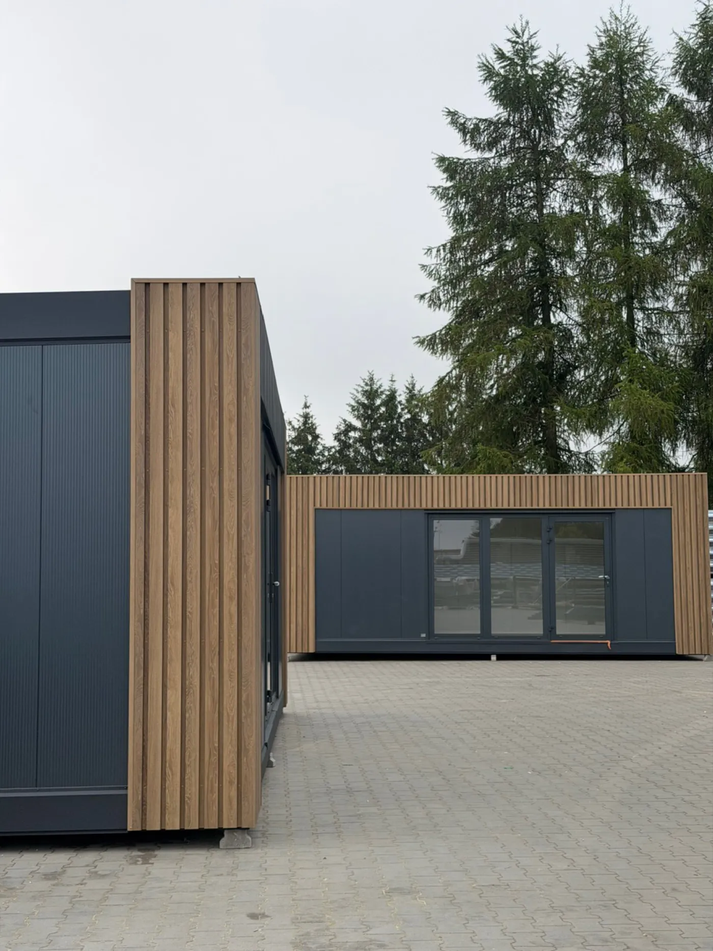 Pawilon STAGO — drewniane lamele i czarny front